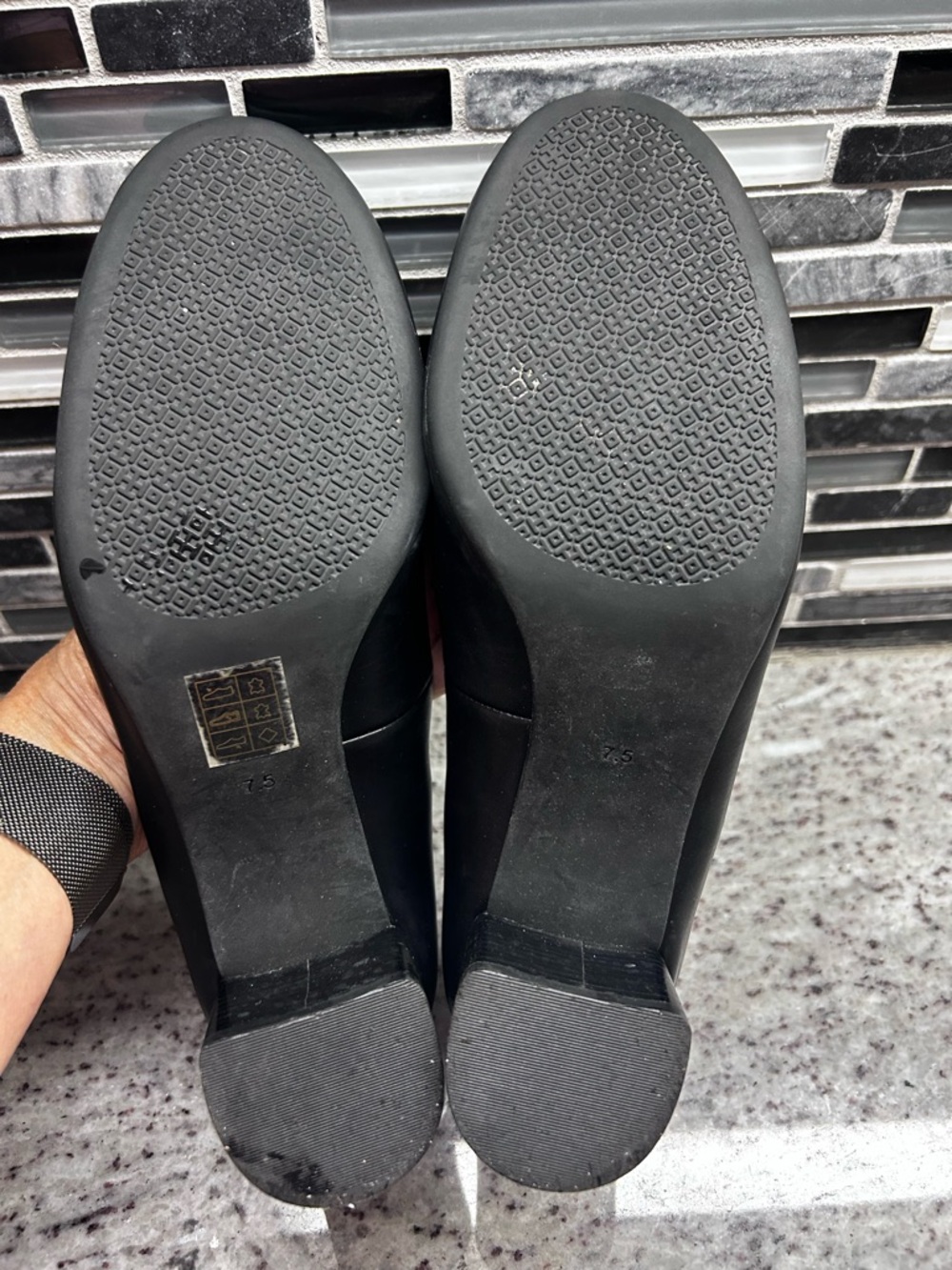 Tory Burch Black Leather Pumps with Gold Logos size 7.5 - Picture 3 of 9